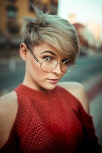 Woman in her 40s with a fresh modern haircut