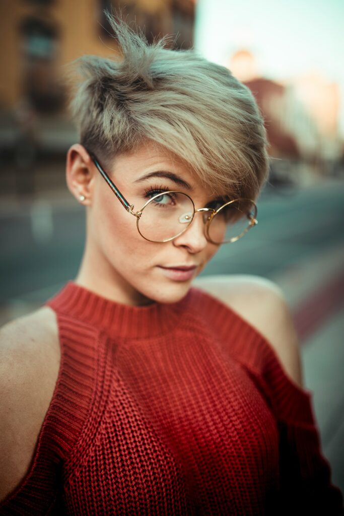 Woman in her 40s with a fresh modern haircut